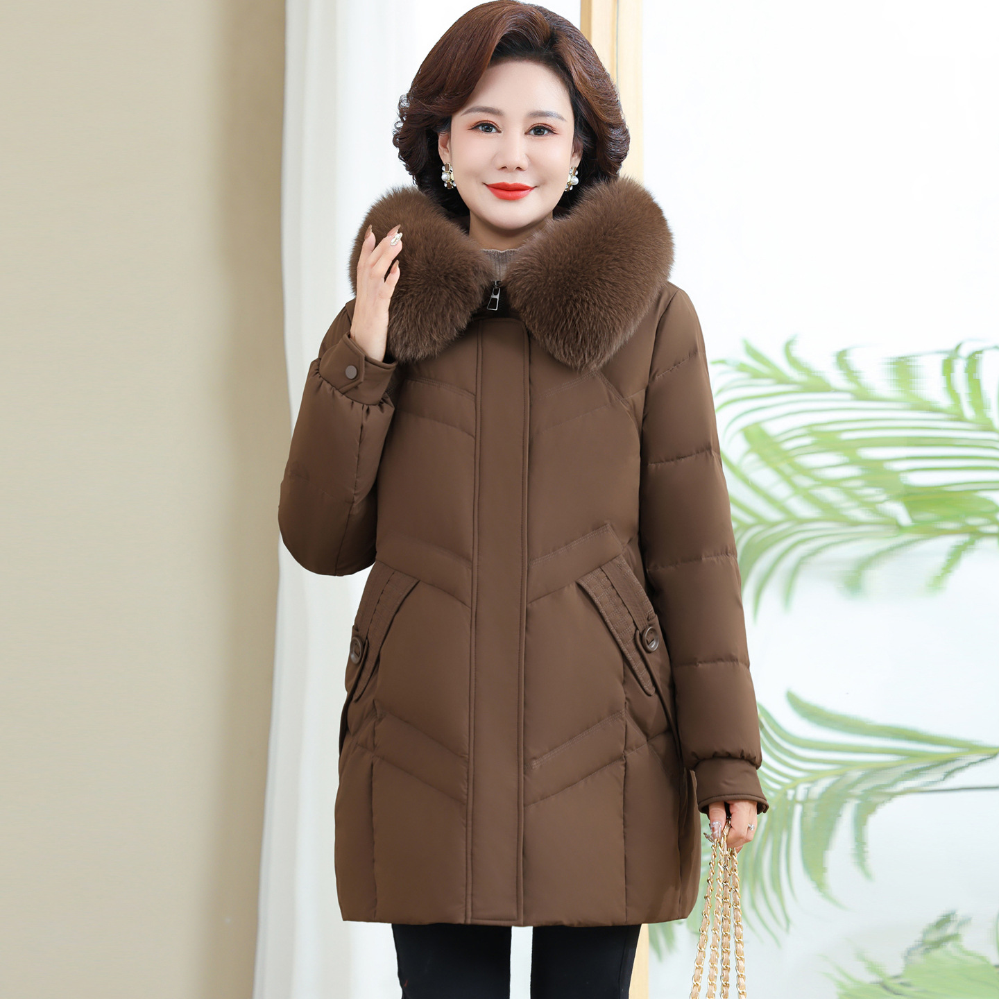 妈妈款羽绒服冬季新款中老年女士加厚保暖洋气高端老人白鸭绒外套