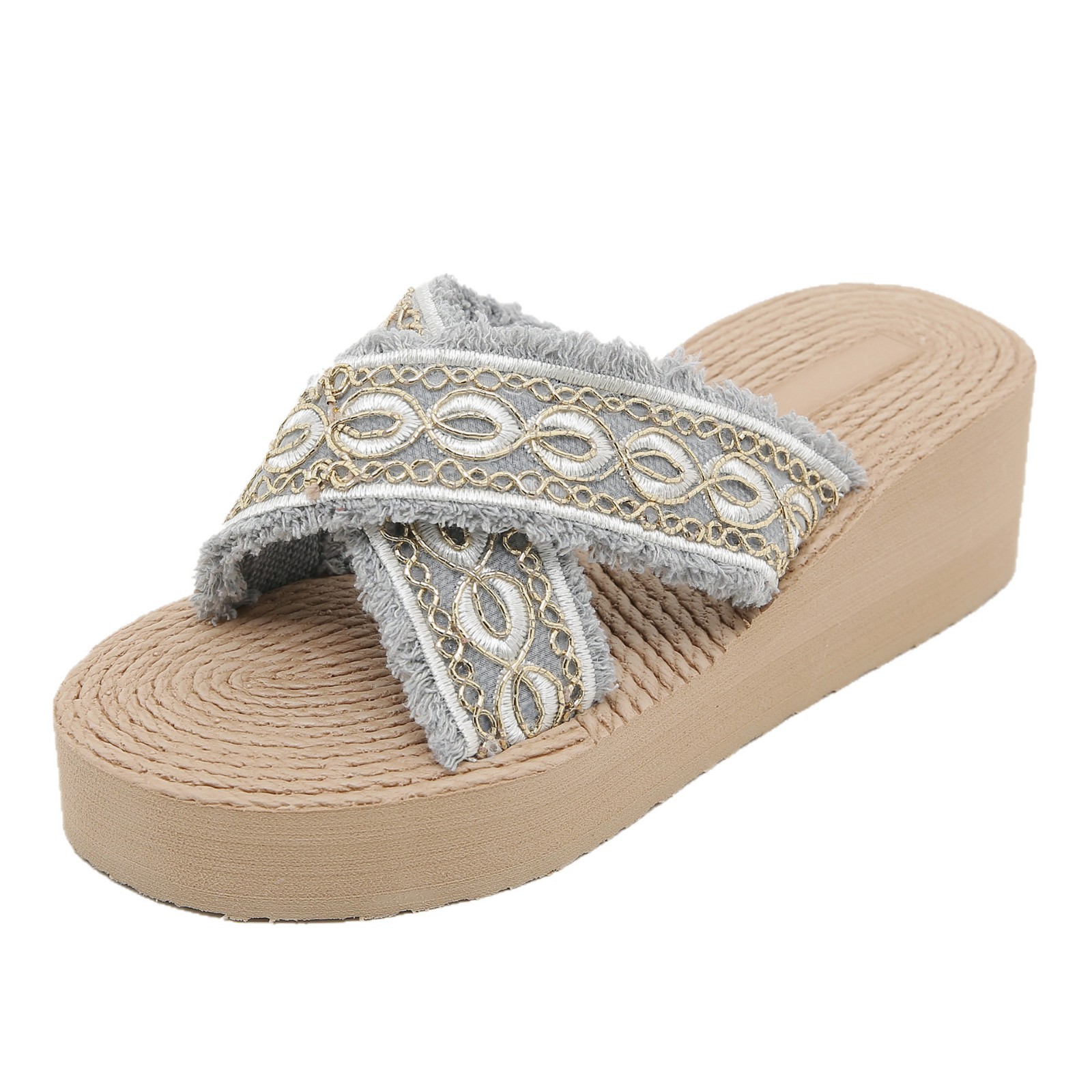 Nuevas zapatillas bordadas con suela gruesa para mujeres en verano con bordas coreanas cruzadas con muffins zapatillas frías de playa vacacionales