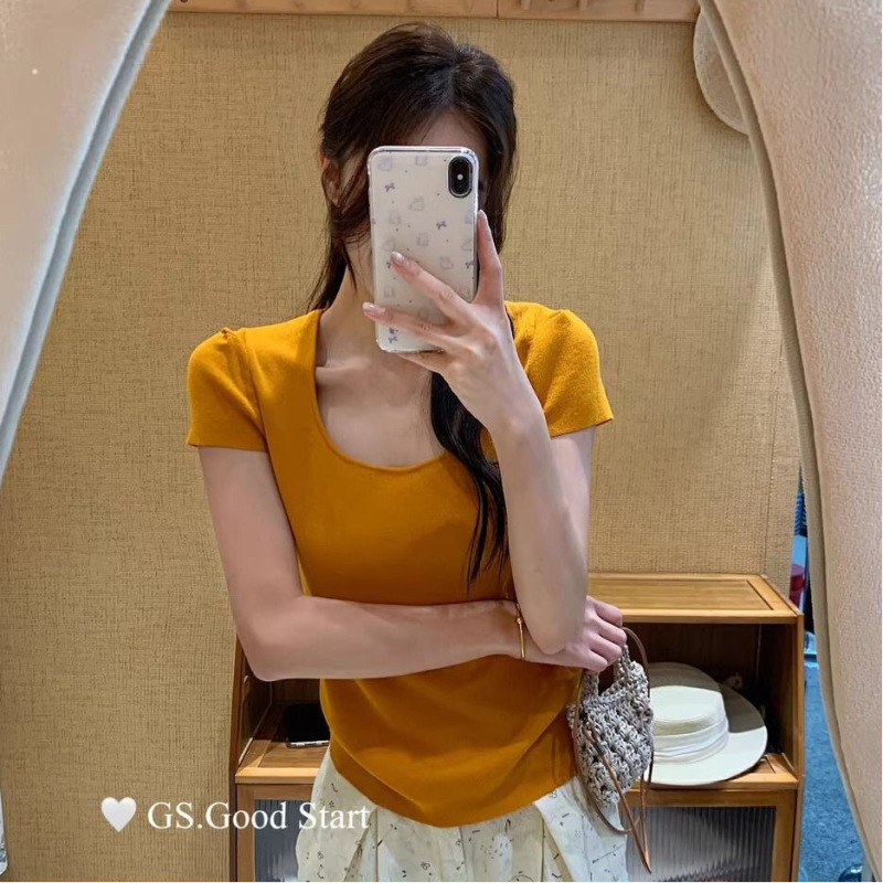 Gs.Good Start Blogger Wears a Waist-Revealing, Discreet and Simple Multi-Color Knitted Knitwear with Straps on the Back for Women
