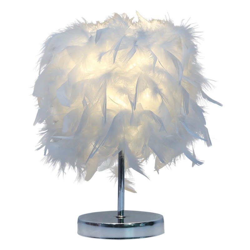 Internet celebridad lámpara de mesa dormitorio simple chica boda dormitorio mesita de noche lámpara de mesa Regalo de Cumpleaños personalizado pluma decorativa lámpara de mesa