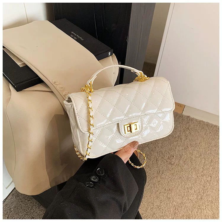 Shoulder bag with diamond pattern, one-shoulder bag, chain, Chanel style, genuine leather