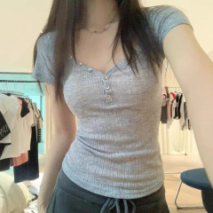 アメリカの薄い透き通った純色のvネックのボタンの肩の半袖のtシャツの女性の夏の薄いタイプの修身のデザイン感の小さい大衆の上着の潮