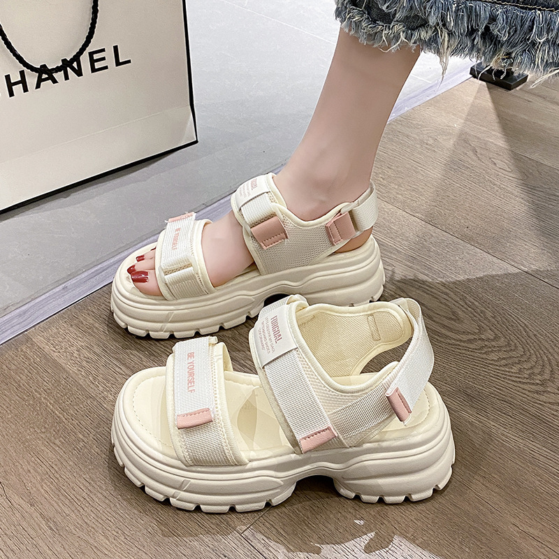 2026 verano nuevo ultra ligero fondo suave fondo grueso antideslizante moda universal aumento de altura sandalias deportivas casuales de niñas