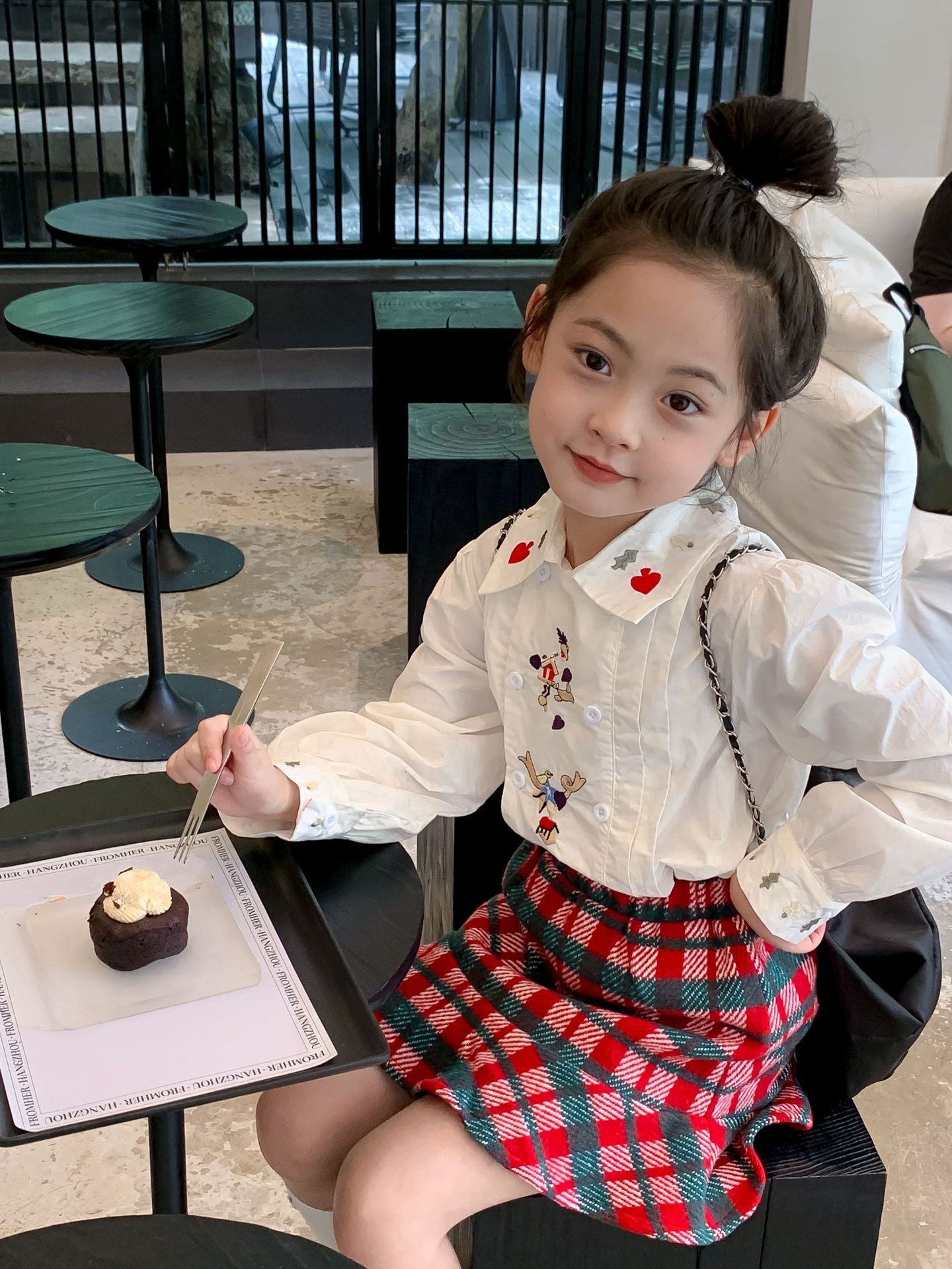 Camisa para niños Ropa para niños de estilo coreano 2024 primavera nueva camisa bordada para niñas camisa de muñeca estilo universitario para niñas de bebés medianos y grandes para niños