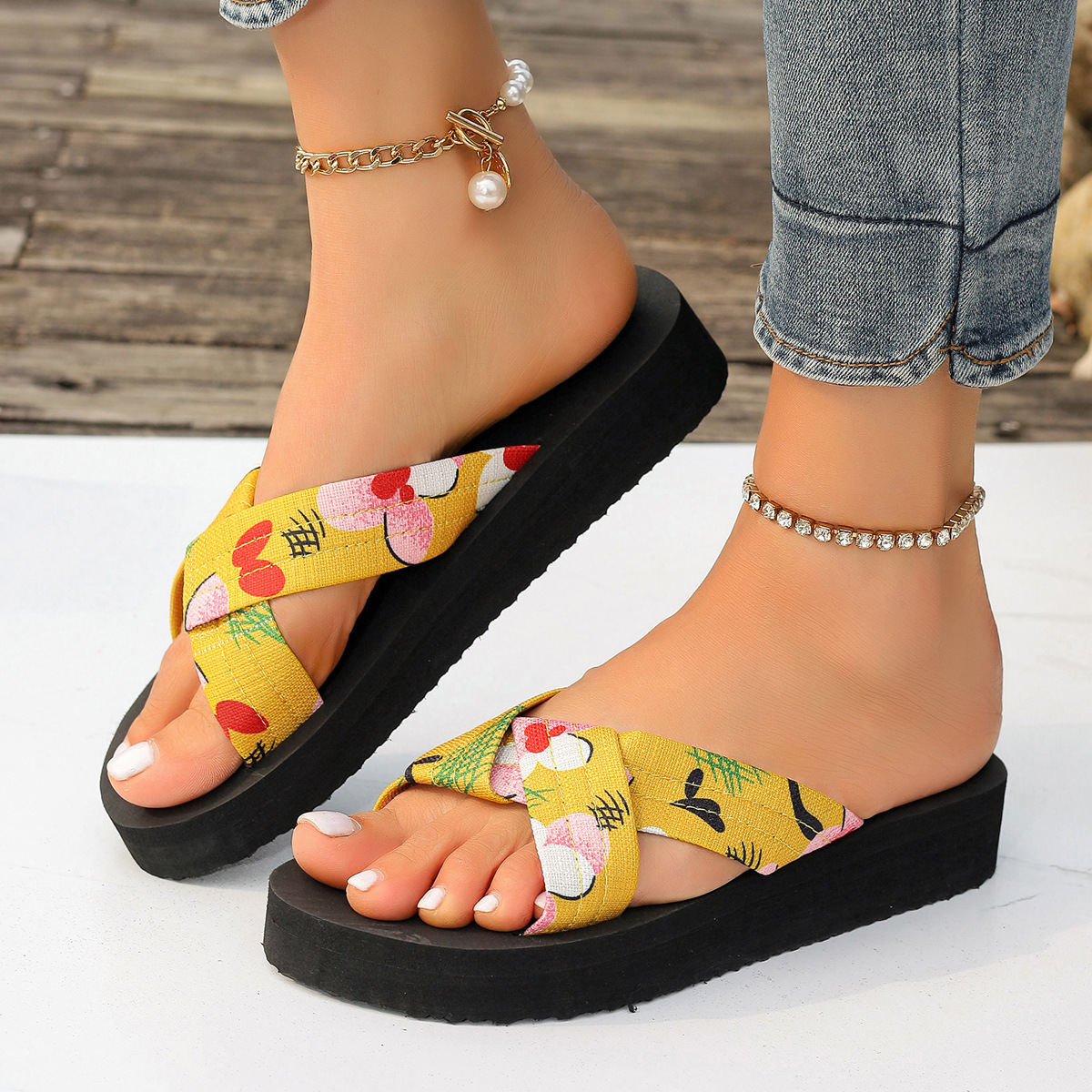 Las zapatillas de Flores rotas aumentan con el Fondo grueso, las mujeres usan cientos de estilos de moda y zapatillas frías con los pies fuera de la playa en verano.