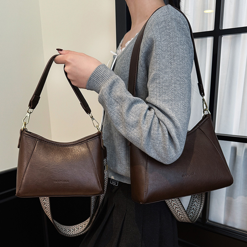 美拉德复古肩带小方包时尚精致女包新款潮流通勤斜挎包单肩包