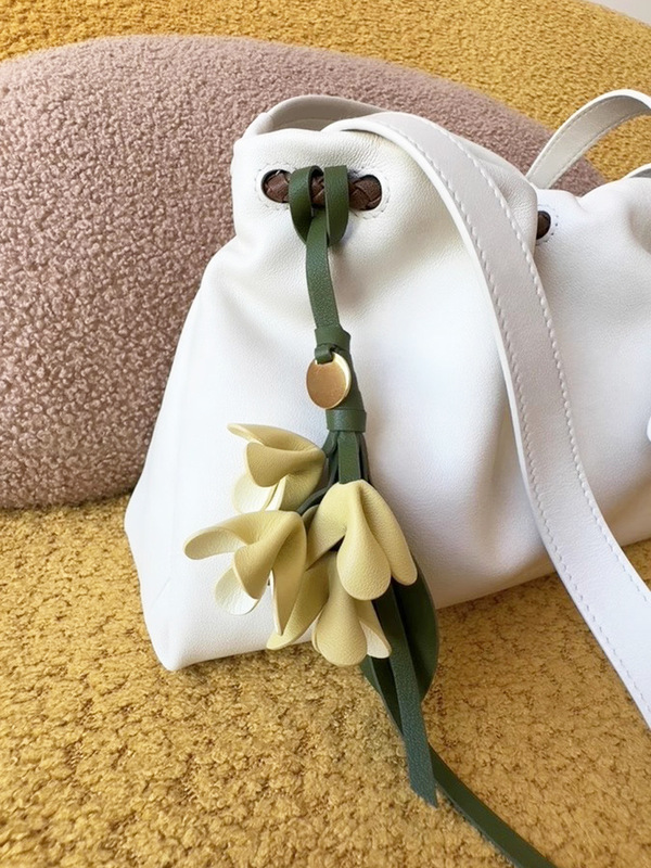 PUレザー模擬金木犀の花バッグペンダント小紅書と同じスタイルのキーホルダーペンダントはロゴを印刷して工場で直接販売できます|undefined
