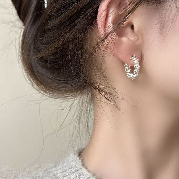 Plata rota, dos clavos para los oídos y uno