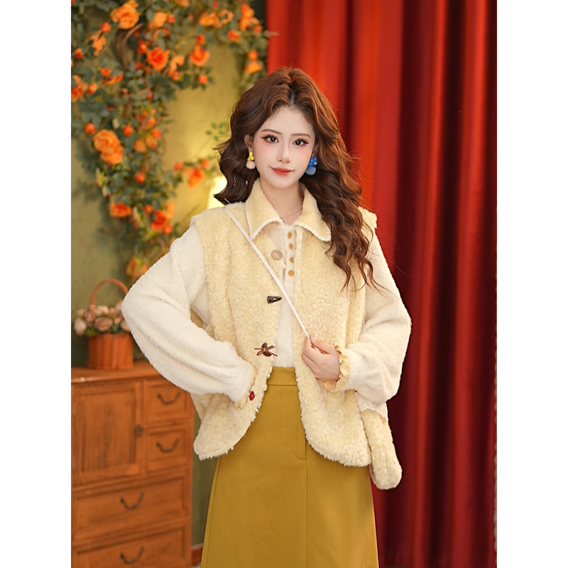 Zhang Jiayuan's Furry Vest Short Jacket for Women, Autumn and Winter Warm Sleeveless Vest with Horn Buttons # K10353