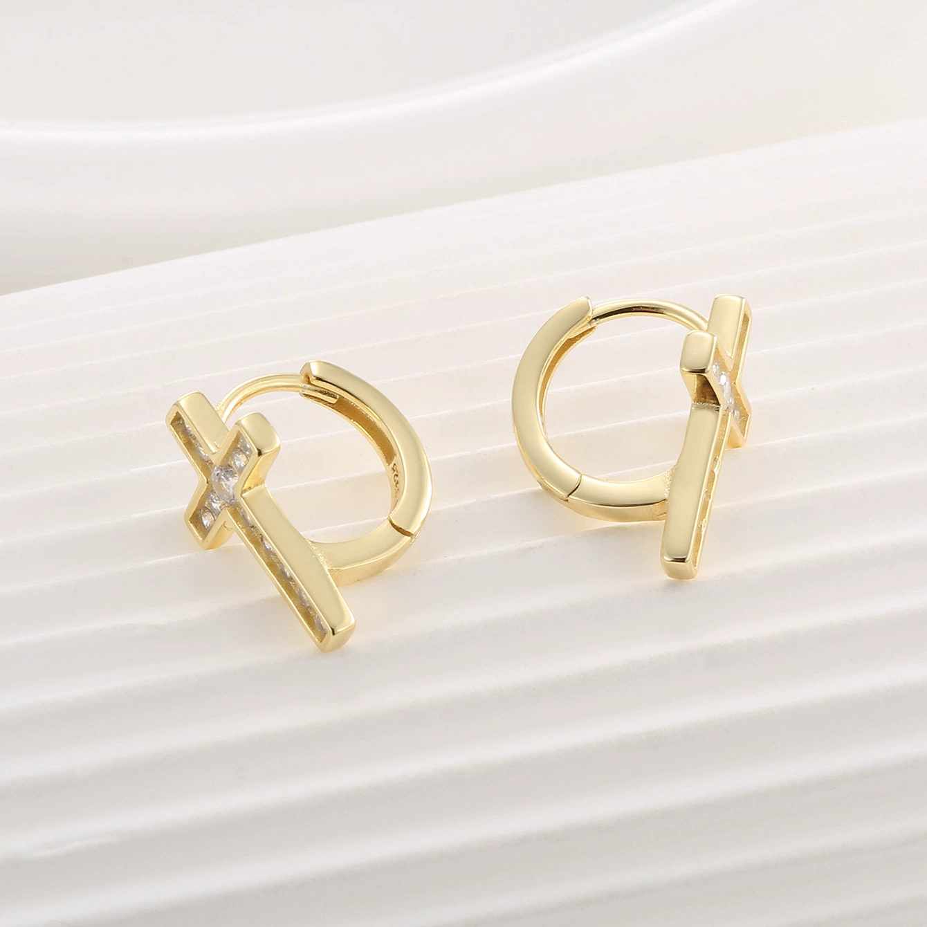Charm&In Серьги-кольца с цирконием, S925 серебро, покрытие 14K золота, золотистые, европейский стиль