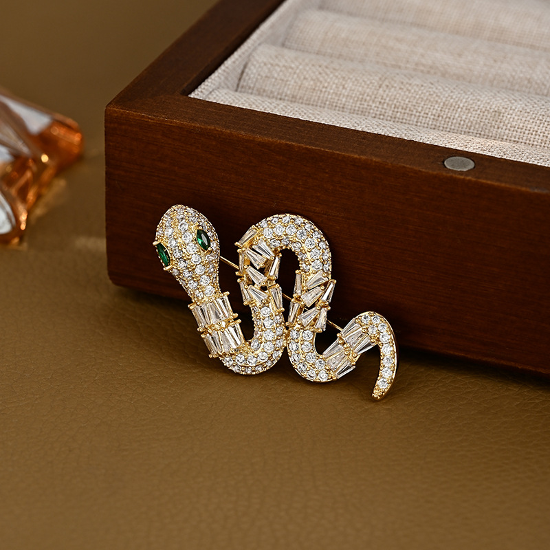 Broche de serpiente de año natal de circón de galvanoplastia de oro real para mujer, ramillete anti-luz de alta calidad, exquisito broche de lujo ligero al por mayor