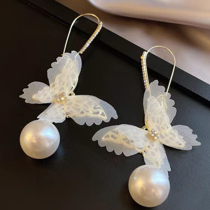 Mariposa malla pendientes colgante de perla 2026 nuevo estilo explosivo de alta sensación pernos de orejas ligeros de lujo nicho ganchos de orejas orejas mujeres