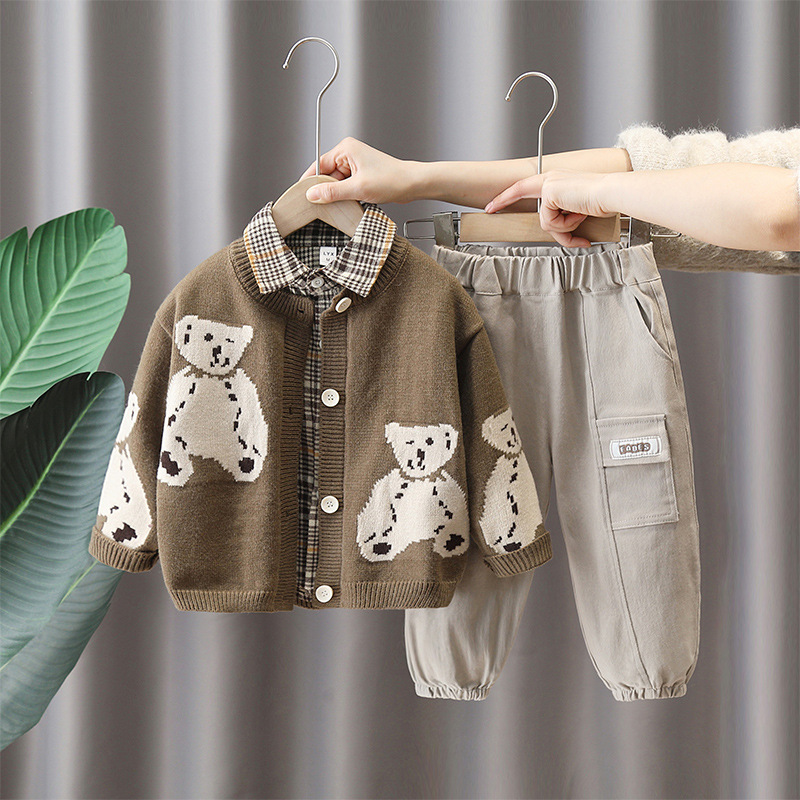 5857 Traje de cárdigan de oso para niños 2025 nuevo traje de primavera y otoño, camisa de manga larga para niños guapos, traje de tres piezas de otoño