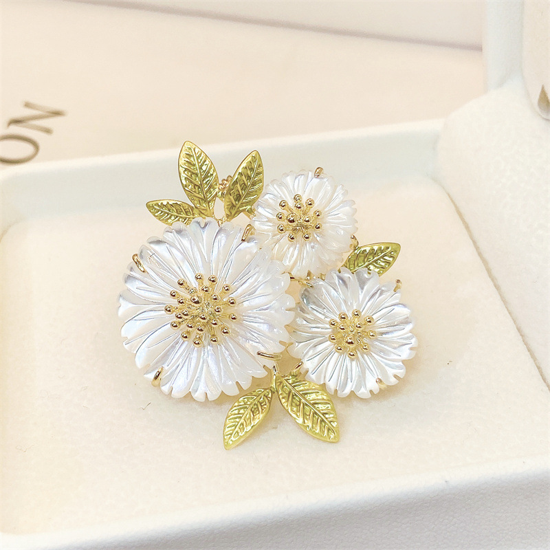 Natural fritillary Daisy broche de alta gama de Mujeres de otoño e invierno elegante anti-exposición nicho diseño ramillete traje chaqueta Accesorios