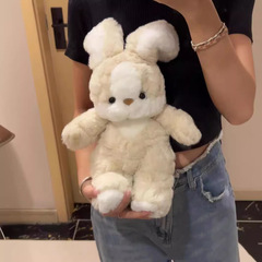 かわいい参物集おやすみぬいぐるみ人形が寝てぬいぐるみ人形の誕生日プレゼントをなだめる