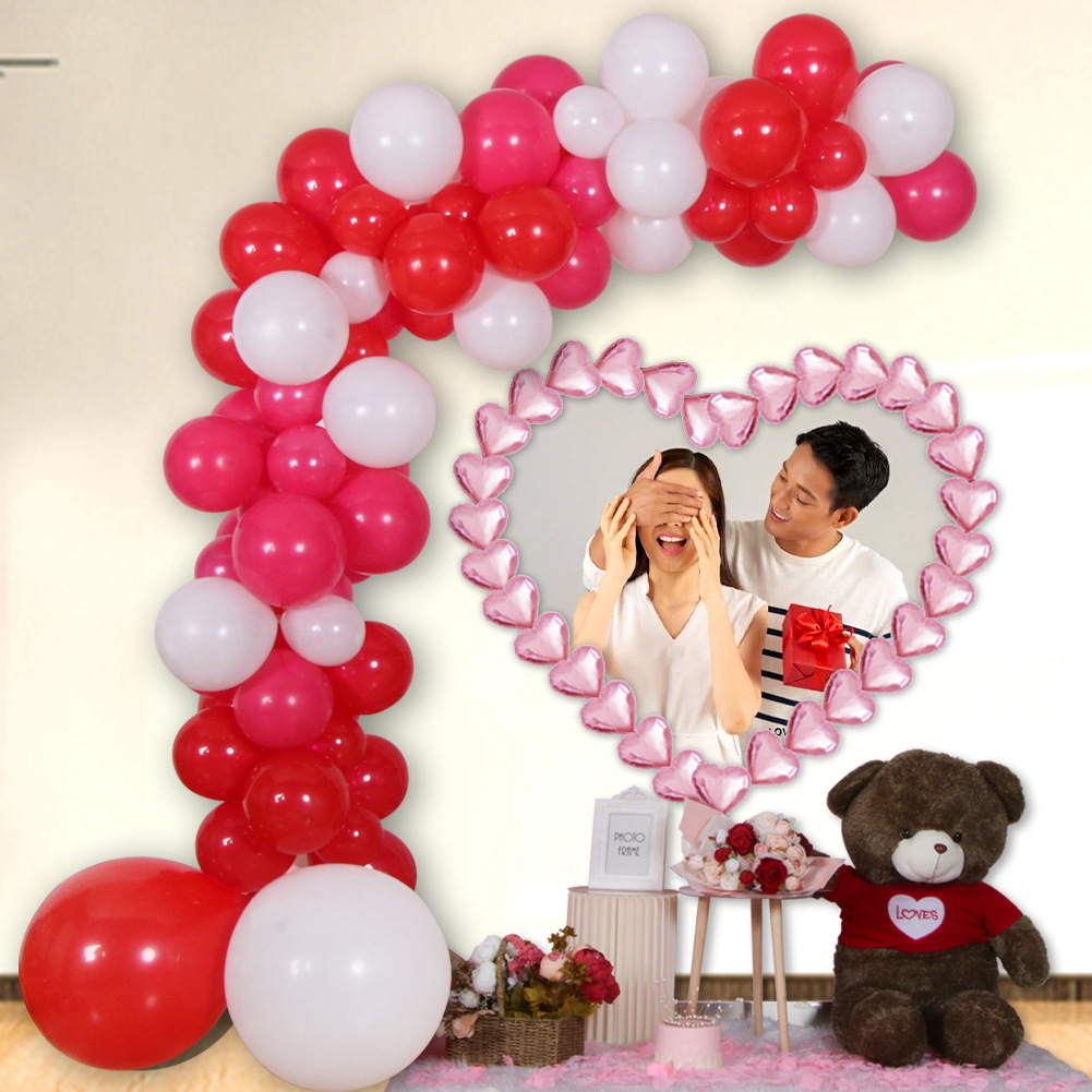 Día de San Valentín traje globo pétalos de rosa boda habitación diseño Foto fondo decoración globo amante traje