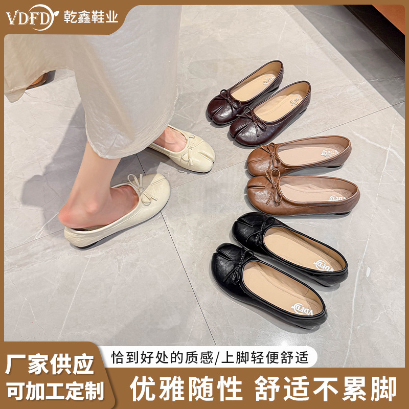 Flat Split-Toe Pig's Hoof Shoes, Red Single Shoes for Women, Spring and Autumn 2026 Summer Silver Bowknot Thumb Pig's Hoof Shoes Flat Split-Toe Pig's Hoof Shoes, Red Single Shoes for Women, Spring and Autumn 2026 Summer Silver Bowknot Thumb Pig's Hoof Shoes