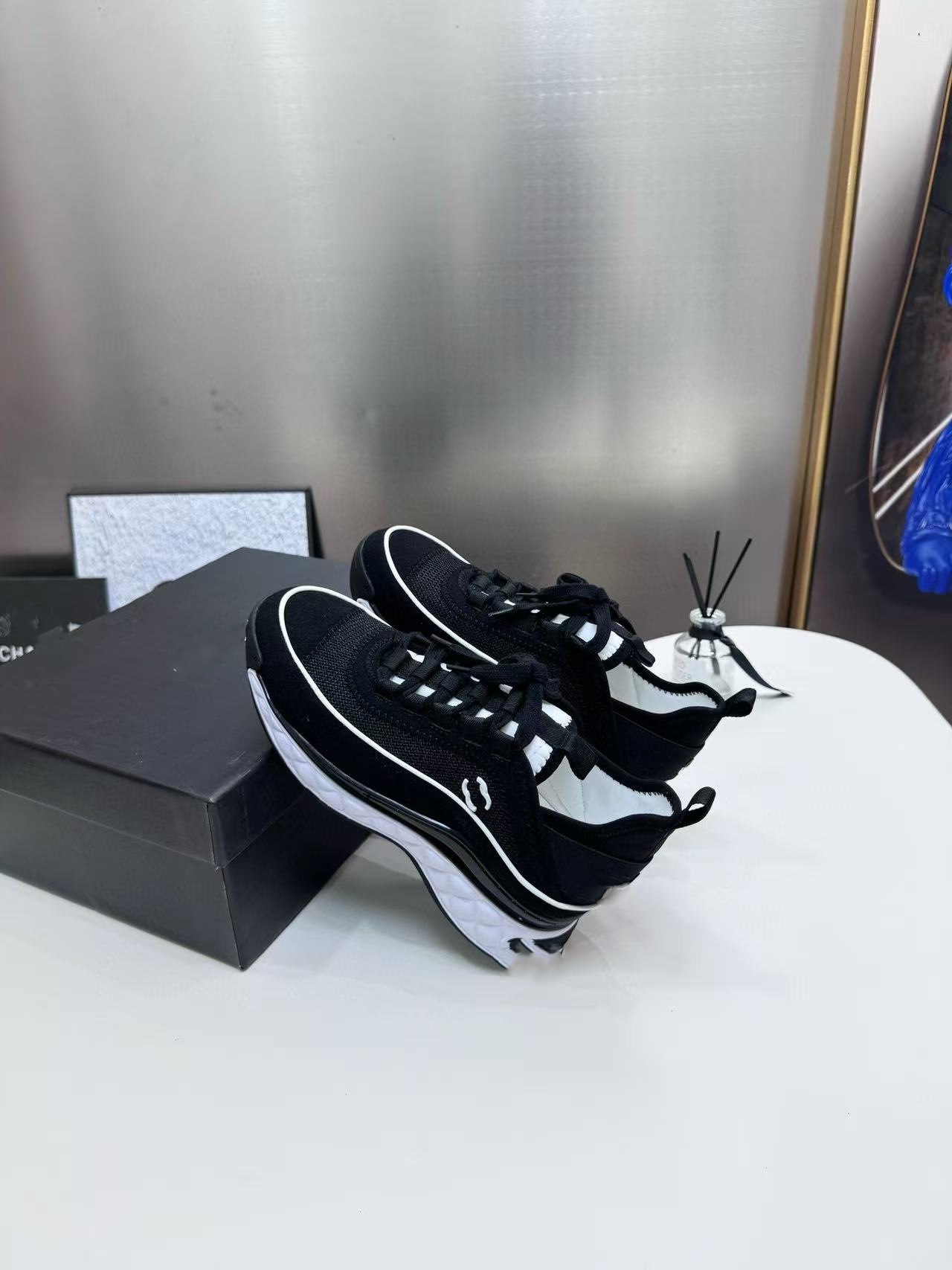 흰색 가장자리 검정색