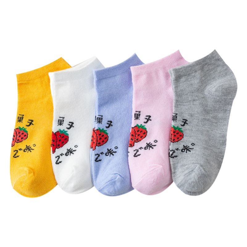 Los calcetines invisibles de corte bajo con patrón de fresa para niñas de estilo japonés de punto son calcetines de algodón suaves transpirables absorbentes de sudor