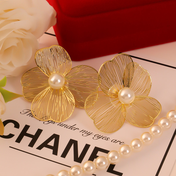 Elegant universal design earrings