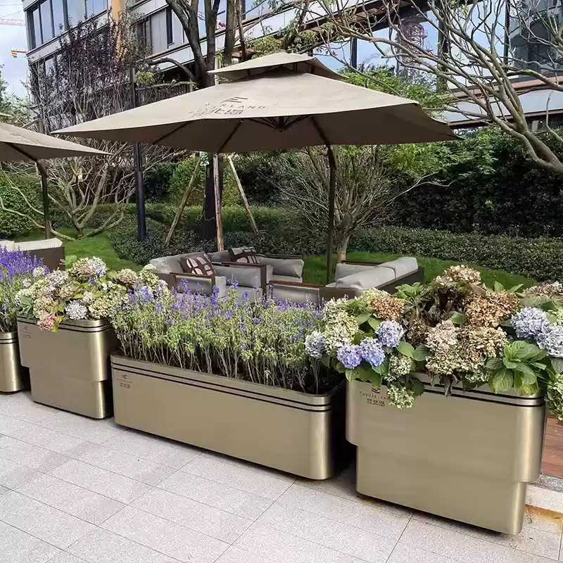 Caja de flores de acero inoxidable al aire libre combinación de cama de flores móvil divisoria de péndulo exterior departamento de ventas valla municipal caja de plantación de tanque de flores