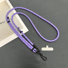 携帯電話のストラップは7mmを斜めに掛けて、首をかけることができます。