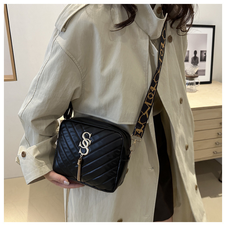 A stylish Korean-style wide shoulder strap small bag for women in the autumn of 2024, a niche design and versatile camera bag, an ins crossbody small square bag undefined