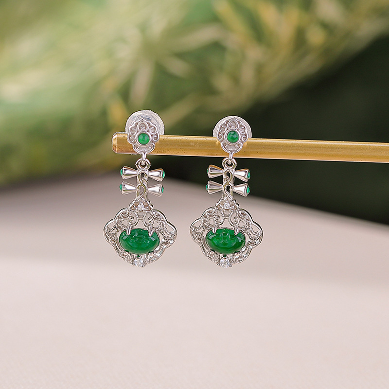 Bông tai bạc S925 mạ vàng đính ngọc lục bảo tự nhiên kiểu Ruyi Pipa rỗng phong cách Trung Quốc — Kiểu màu bạc