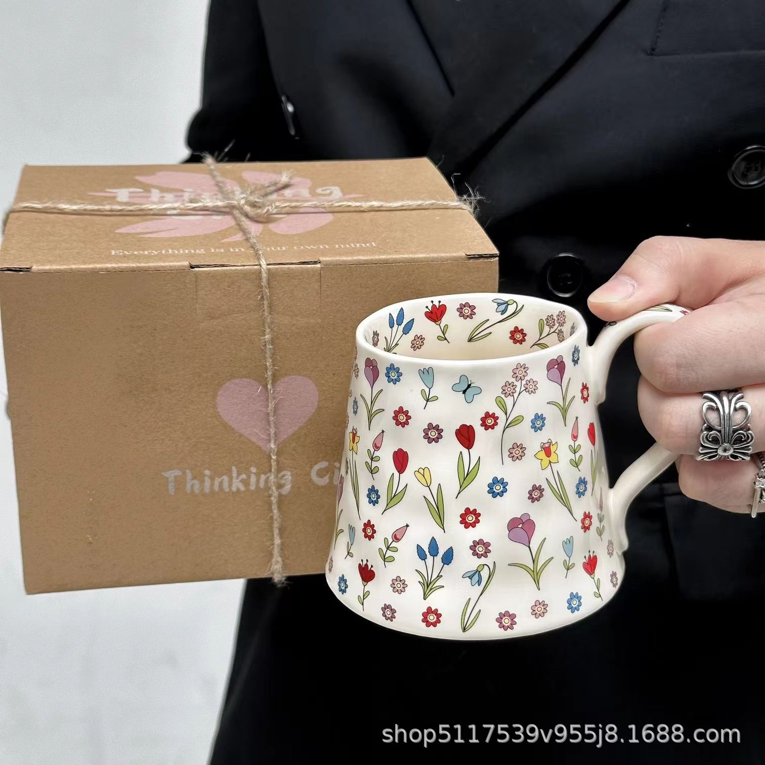 Taza de alta calidad de lujo ligera flor de dibujos animados taza de cerámica de alta capacidad taza de café de alto valor de cara taza de agua regalo