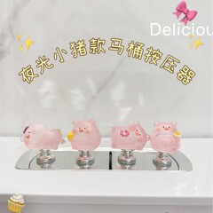 かわいい夜の光のタイプのブタの便器は圧力器のボタンを押します。