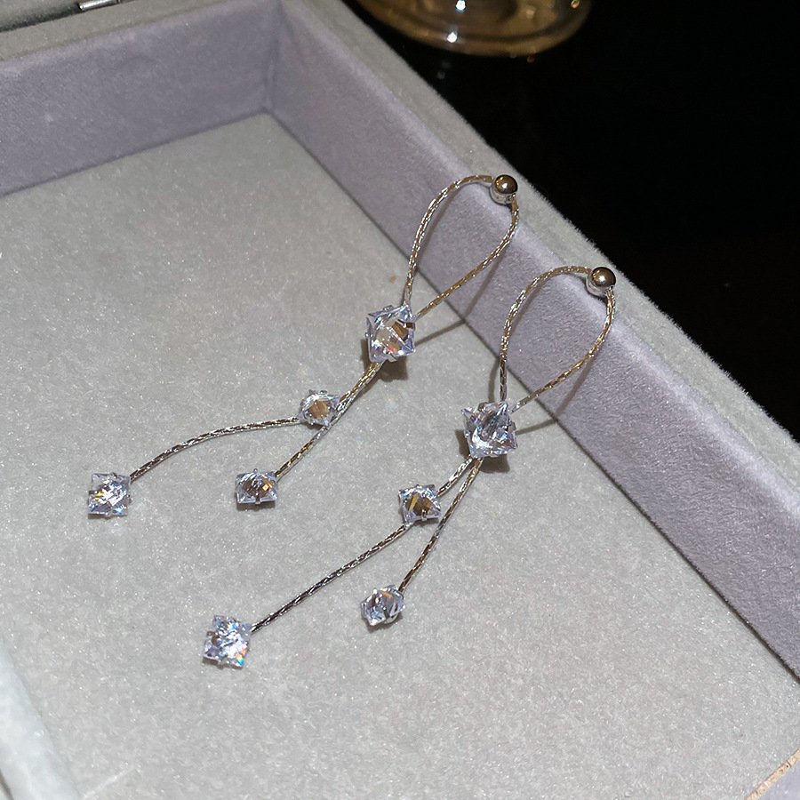 Aguja de plata, circón, estrella, borla, pendientes de lujo ligero, pendientes de alta gama, moda personalizada, pendientes de todo fósforo, sentido del diseño, nicho