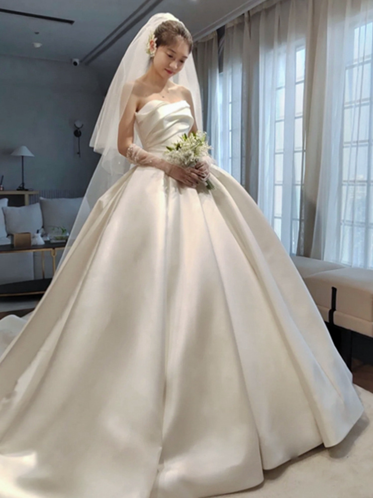 Vestido de novia de satén sin tirantes, modelo 2026, para novias de baja estatura, con un elegante y moderno vestido de cola, elegancia de hada, directo de fábrica.