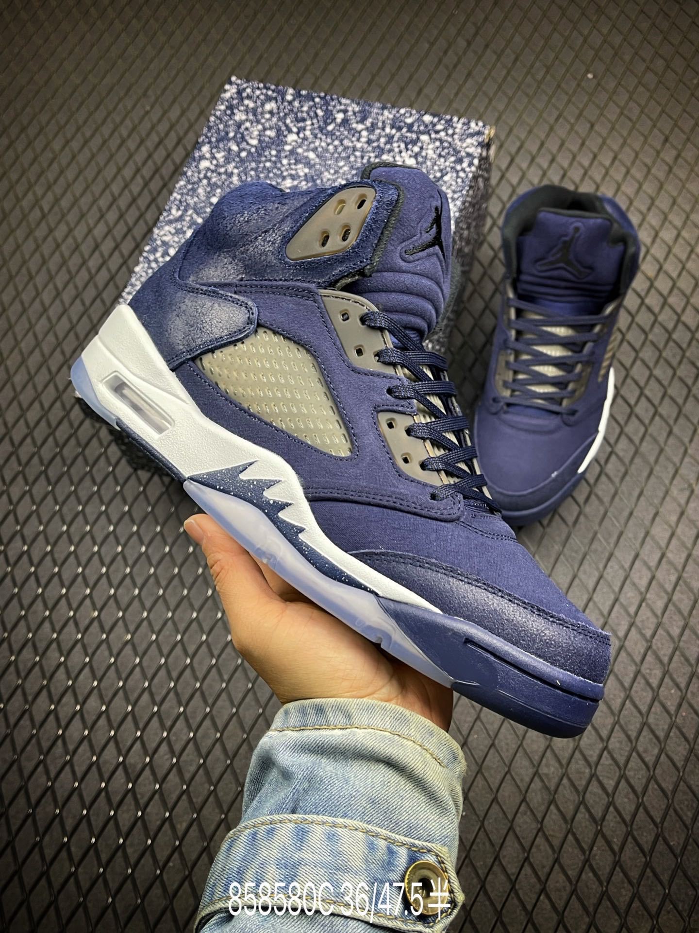 2025 nuevo color AJ5 negro y blanco flujo de arce de batalla real de alto rendimiento retro versátil zapatos deportivos de baloncesto masculino y femenino 3D vertical