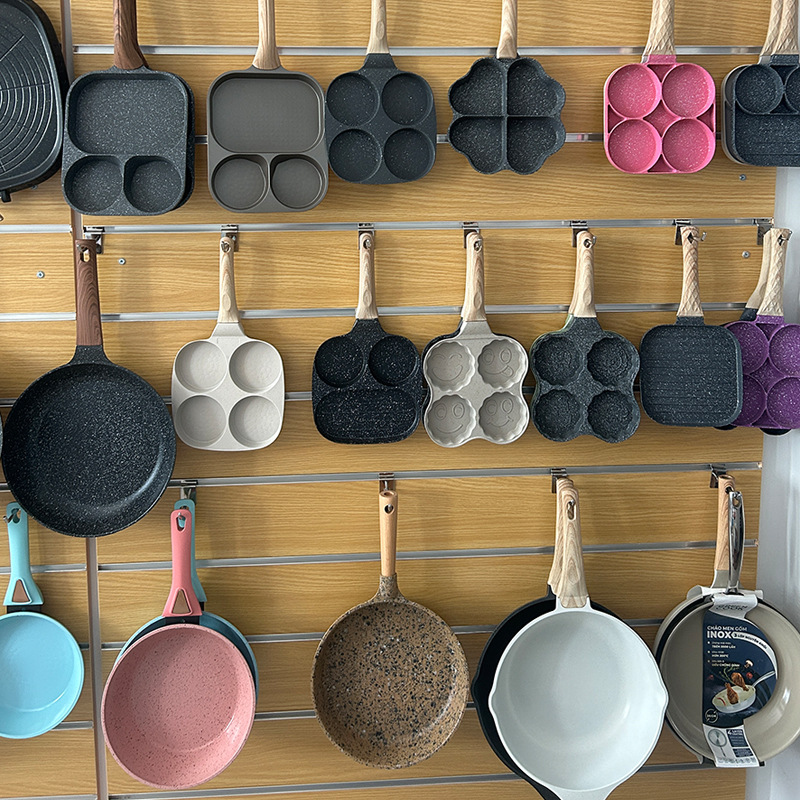 Cruce fronterizo estilo japonés fondo plano antiadherente sartén casera mango de madera arroz piedra sartén casera de huevos set de tres piezas