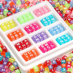 100個/アクリル透明カラー単色四角い英語文字diyブレスレットアクセサリー卸売り