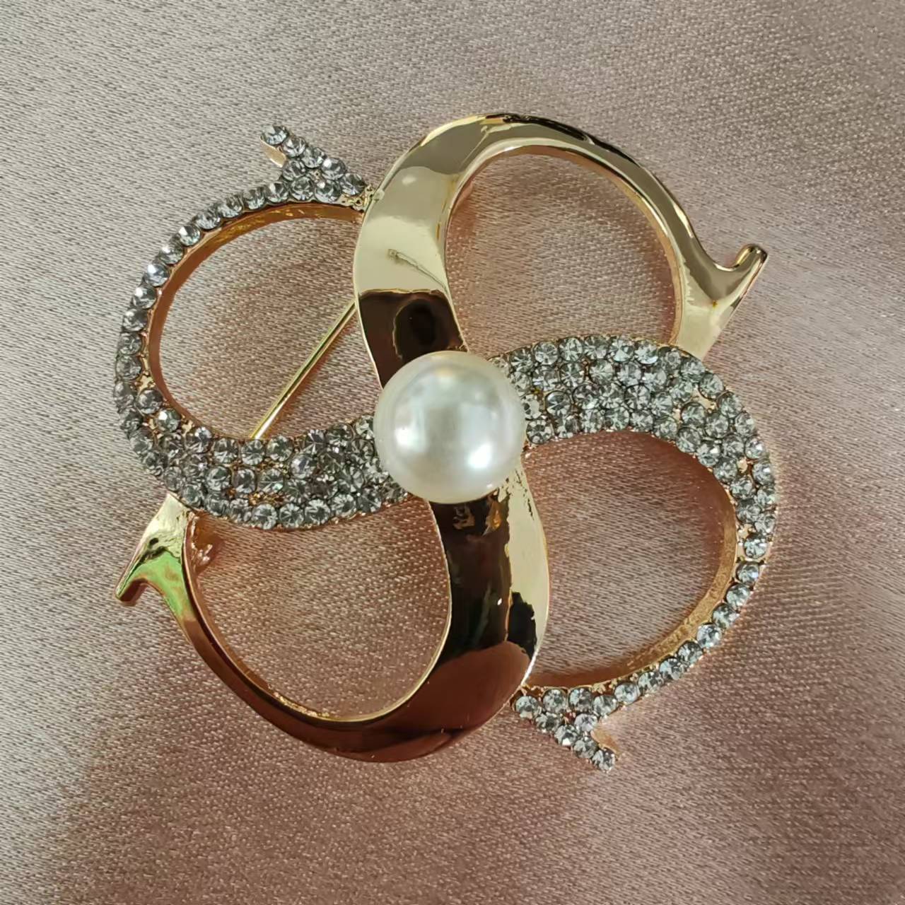 Broche de alto grado nicho bufanda hebilla aleación estilo coreano diamante incrustado abrigo perla ramillete ropa pin accesorios al por mayor