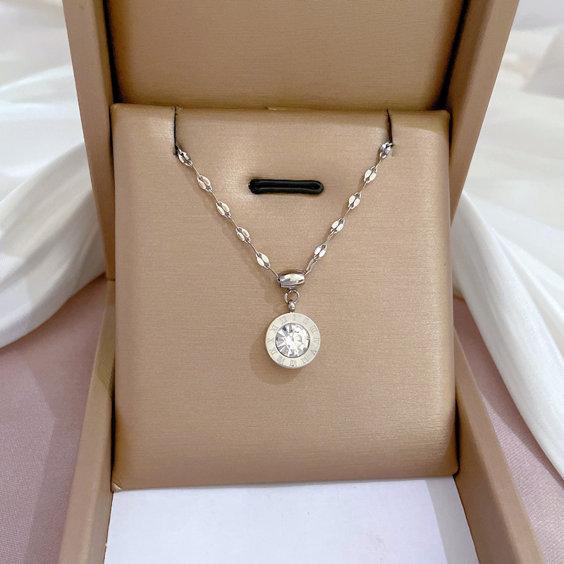 Collana con pendente in zirconi incisi con numeri romaniGioielli delicati_voghion.com