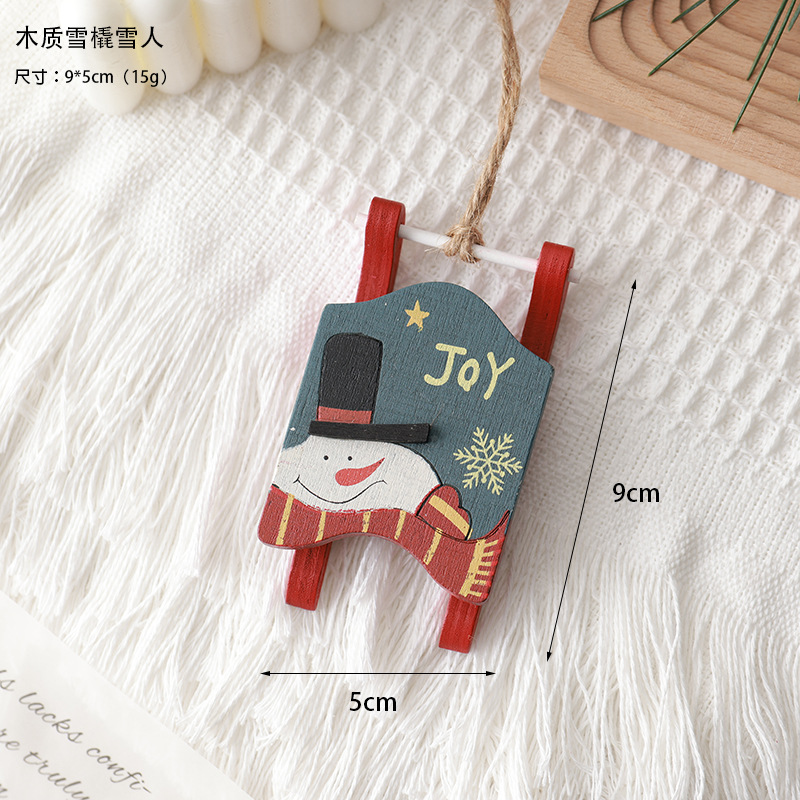 Trineo de madera y muñeco de nieve