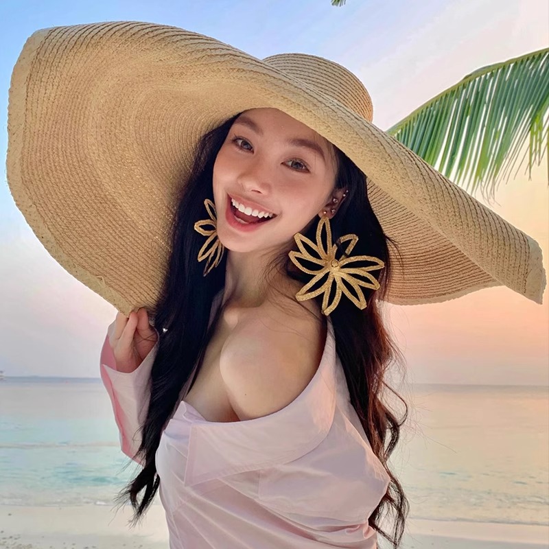 Big beach straw hat solar-powered