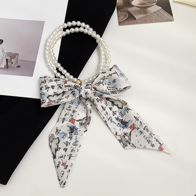 Pequeña bufandas para mujeres de verano 2025 collar de perlas retrógrado francés con bufandas de seda collar decoración clavícula variable correa