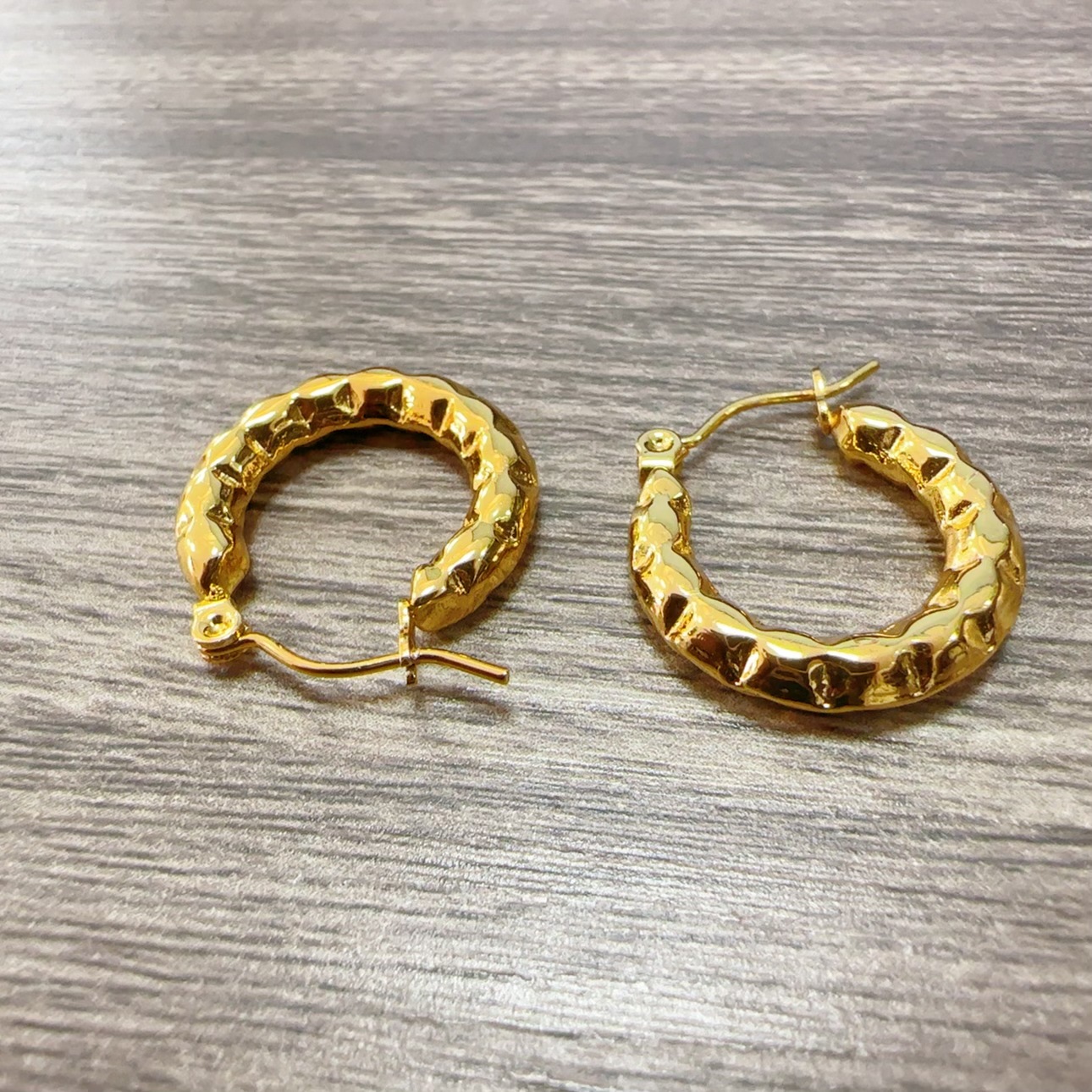 Transfronterizos europeos y estadounidenses de acero de titanio redondo torsión pernos de orejas de alta calidad no se desvanecen pendientes de oro de 18 quilates pernos de orejas de acero inoxidable para mujeres