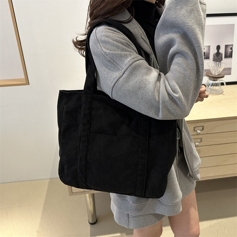 Este año, la popularidad de la bolsa simple, la bolsa de brazo de gran capacidad, la nueva bolsa de primavera y verano, la bolsa de mujer, la bolsa de hombro.