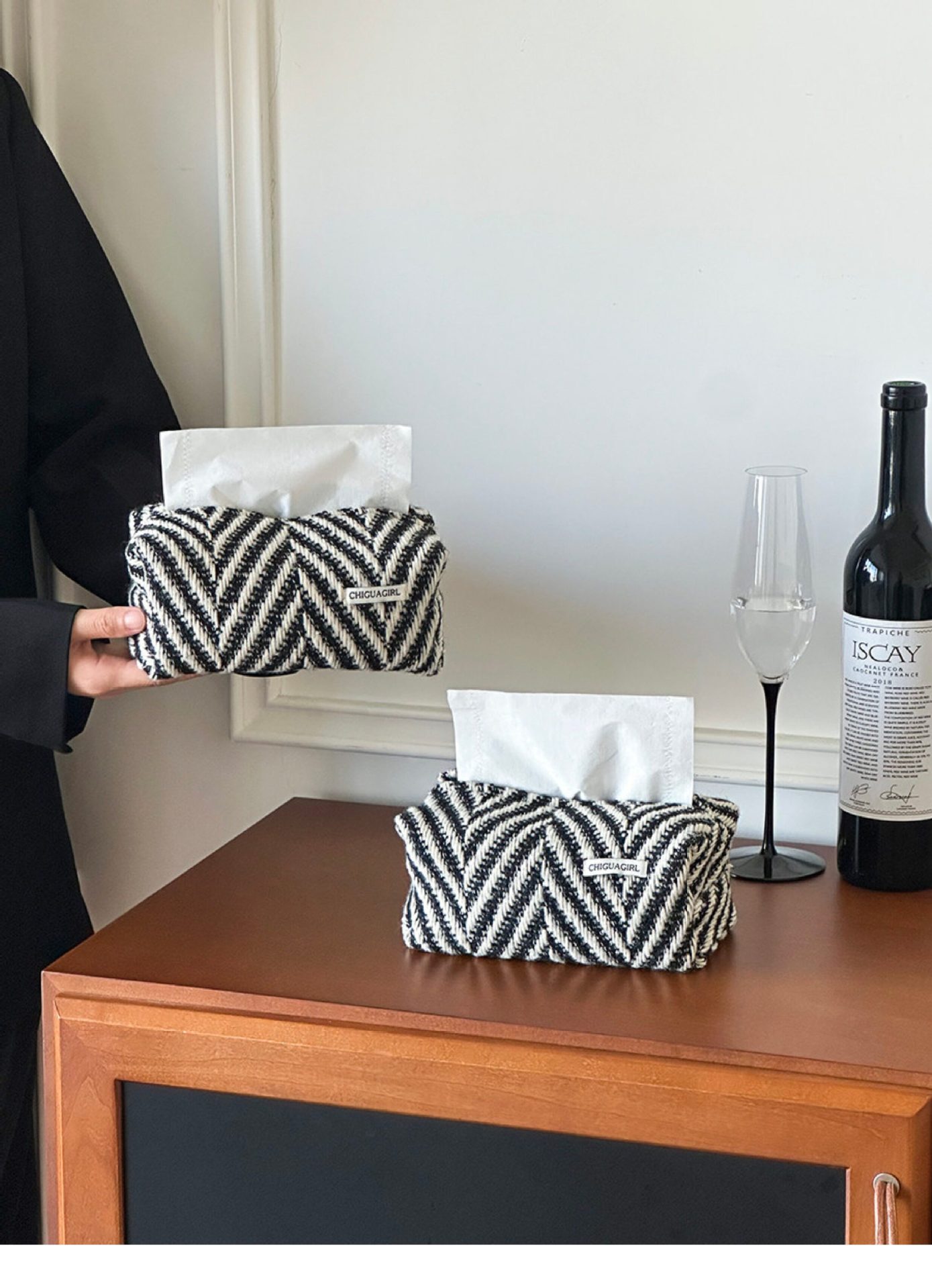 Vintage-style fabric tissue box for home, living room, and car use, high-end light luxury tissue bag, napkin cover, desktop tissue box