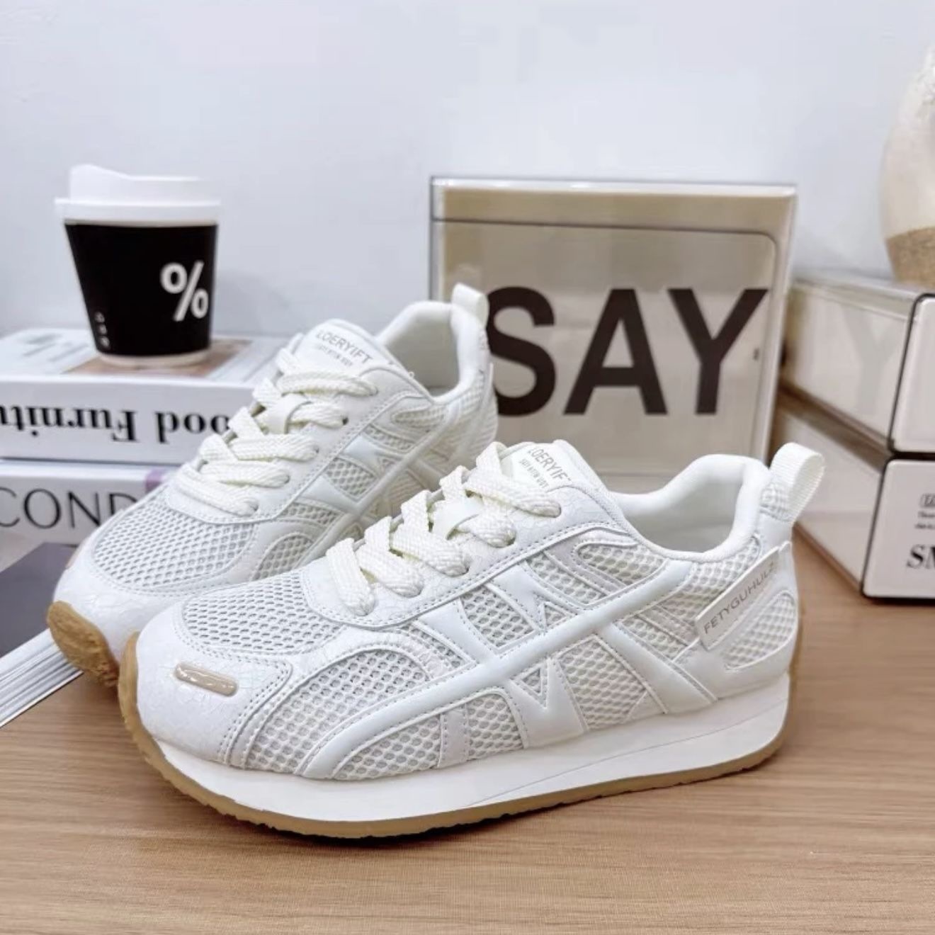 Zapatos deportivos de verano de malla transpirable 2026 nuevos zapatos de carrera de explosión con suela plana ligera y suave zapatos de caminar ultraligeros