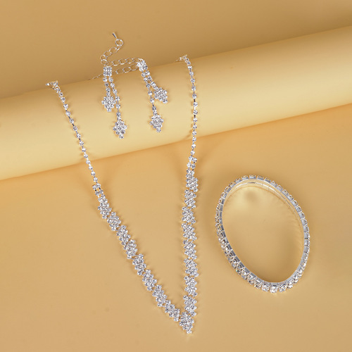 New European and American style fashionable personalized three-piece necklace set, women's versatile wedding accessory direct from manufacturer