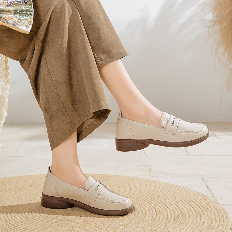 2025 New Soft Sole Mother Shoes Pregnant Women Shoes Comfortable Flat Super Soft Leather Shoes Middle-aged Women's Shoes Spring and Autumn