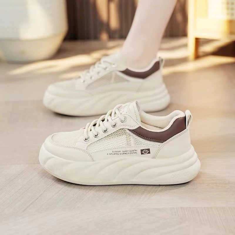 Взрывная спот] 2024 новая летняя сетка дышащая толстая подошва увеличенная маленькая белая обувь женская дикая повседневная спортивная обувь