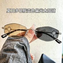 复古多巴胺色变色偏光太阳镜女高级感防紫外线时尚潮流挂饰腿墨镜
