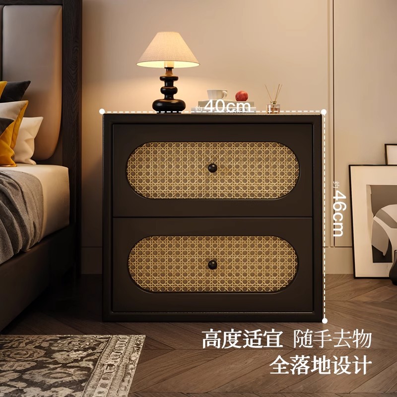 Mesita de noche estilo antiguo francés pequeño dormitorio doméstico tejido de ratán retro 2025 estilo caliente gabinete de cabecera de alta gama de lujo ligero