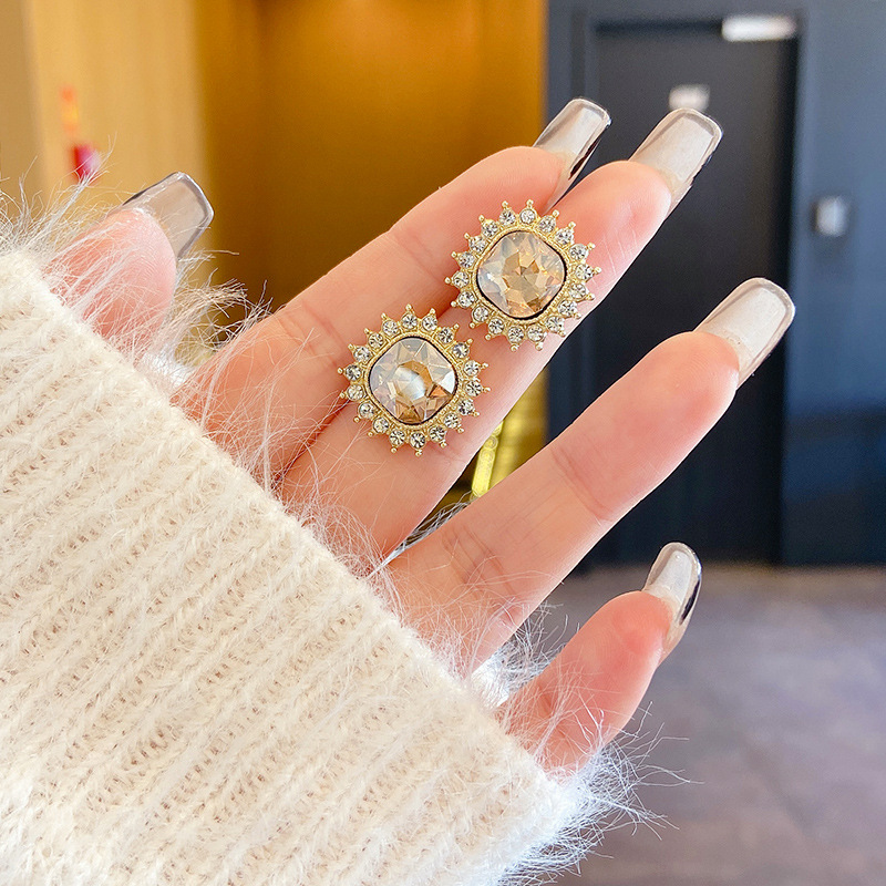 Ingresos franceses de perlas de moda femenina simple pendientes rojos ligeros de lujo versátiles pendientes de nicho de alta calidad